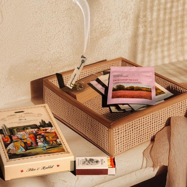 〈商品説明〉9種類の香りが気分によって楽しめる、お試しトライアルキットです。100%手作り天然の香り、エッセンシャルオイルを使用し、有機成分で作られたペーパーインセンス(紙タイプのお香)です。空気の浄化、キッチンの生活感のある臭いの緩和、気...