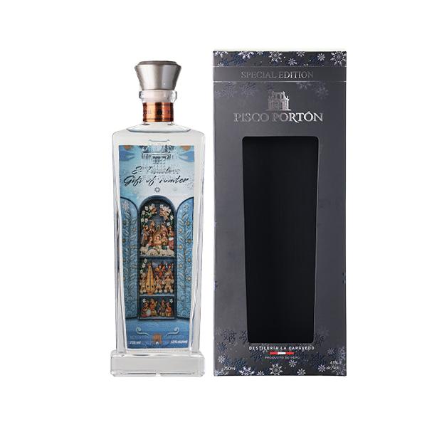 アンデスの「クリスタルの峡谷」を思わせるスリムで透明感のある特製ボトル。ミニマルで品格のある佇まいは、棚に置かれた瞬間から存在感を放ちます。ラベルにはペルーの伝統工芸レタブロ（Retablo）によるキリスト生誕図を採用。生命、再生、祈りを象...