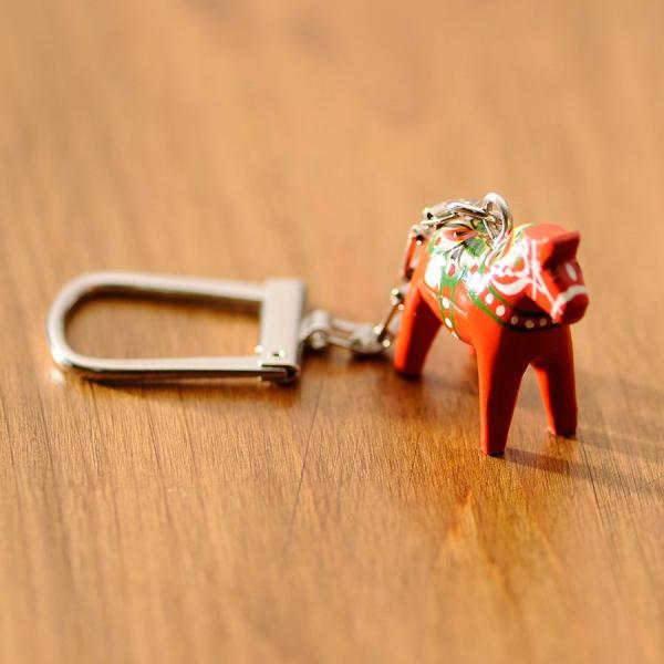 ダーラナホースがそのままキーホルダーになりました。スウェーデンで、幸福を運ぶといわれ昔から親しまれてきたダーラナホース。ひとつひとつ丁寧に手作りされた、木彫りのお馬さんです。それに金具をつけたのがこの商品。ダーラナホースの老舗Grannas...