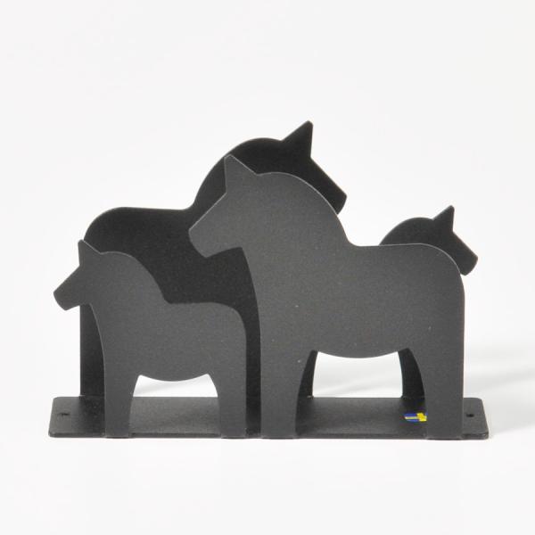 スウェーデンからやってきた、ダーラナホース(ダーラヘスト)をかたどったナプキン立てです。大きいダーラナホースと小さいダーラナホースが並んだデザイン。20枚入りのナプキンが最大で2セット立てられます。ナプキン以外にも、小さなトレイを立てかけた...