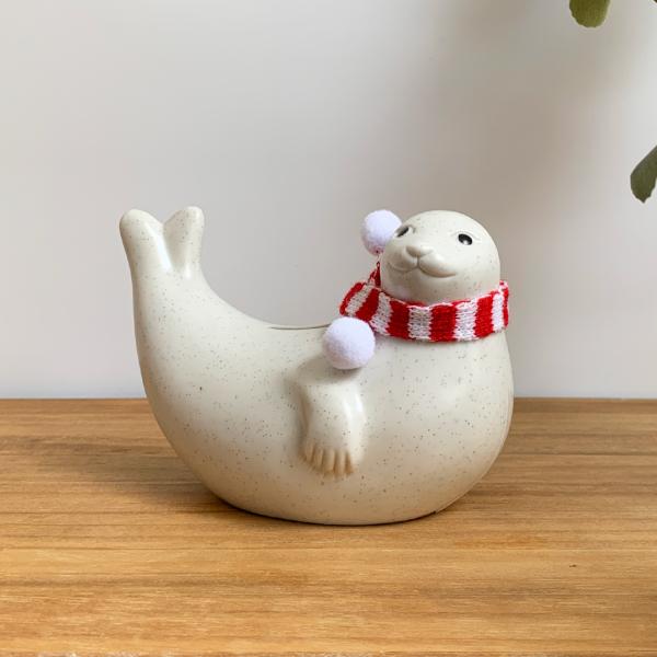 数量限定マフラー付き！アザラシの貯金箱。20世紀フィンランドを代表する陶芸家の一人、グンヴァル・ オリン・グラングヴィスト (Gunvor Olin-Gr&amp;#246;nqvist)（1928年-2005年）がデザインしたアザラシの貯...