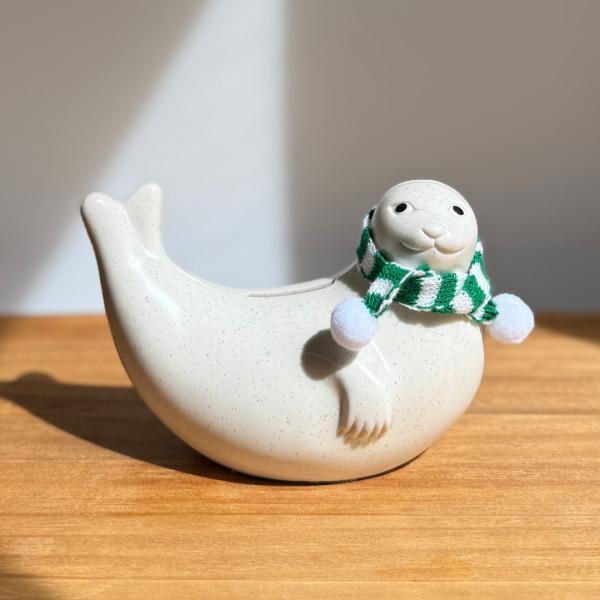 マフラー付き！アザラシの貯金箱。20世紀フィンランドを代表する陶芸家の一人、グンヴァル・ オリン・グラングヴィスト (Gunvor Olin-Gr&amp;#246;nqvist)（1928年〜2005年）がデザインしたアザラシの貯金箱。数...