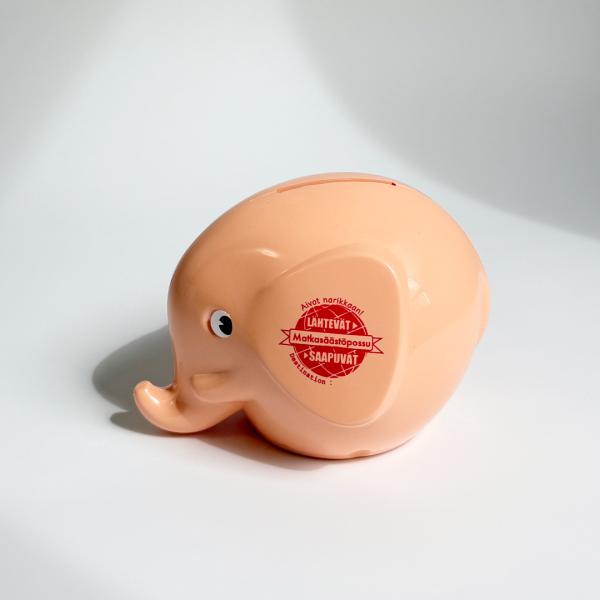 1973年からフィンランドで作られているゾウの貯金箱の2025年限定版！フィンランドで1973年から作り続けられている、ゾウのかたちをした貯金箱「エレファントバンク」。かつては銀行のノベルティとして配られ、子どもたちに「お金を貯めることの大...