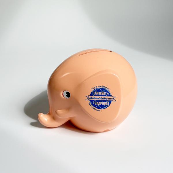 1973年からフィンランドで作られているゾウの貯金箱の2025年限定版！フィンランドで1973年から作り続けられている、ゾウのかたちをした貯金箱「エレファントバンク」。かつては銀行のノベルティとして配られ、子どもたちに「お金を貯めることの大...