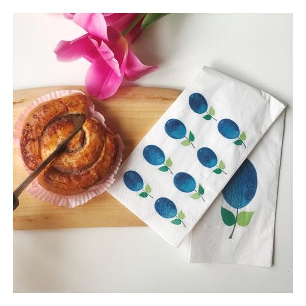 スティグ・リンドベリの名作「プルーヌスPrunus」デザインです。折りたたんだ裏と表で異なるデザインが楽しめるユニークなペーパーナプキン。おしゃれなペーパーナプキンは、おもてなしのテーブルコーディネートにも便利です。商品内容：16枚入りサイ...