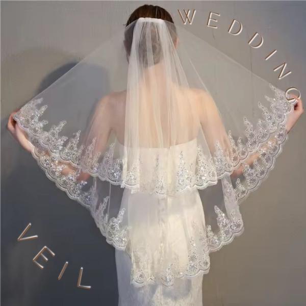 うしろ姿にうっとり♪背中くらいまでの程よい長さで動きやすくドレスのデザインも見せやすいミドルベールです。シンプルながら印象的なお品です。主張しないデザインなので、どのタイプのドレスとも相性は抜群です。階段などの撮影時、透け感や光の具合で刺繍...