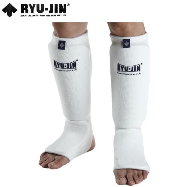 リュウジン RYUJIN　レッグサポーター （RYULS001）お勧めの品質！トラディショナルタイプのレッグサポーター踵部分をしっかり出していて動きやすく蹴りの練習もしやすい形状です。衝撃吸収に優れたクッションで足の甲をガッチリ保護。肌に優...