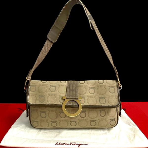 極 美品 Salvatore Ferragamo サルヴァトーレフェラガモ ガンチーニ 金具 総柄 キャンバス レザー セミ ショルダーバッグ ブラウン 80572 極 美品 Salvatore Ferragamo サルヴァトーレフェラガモ ガンチーニ