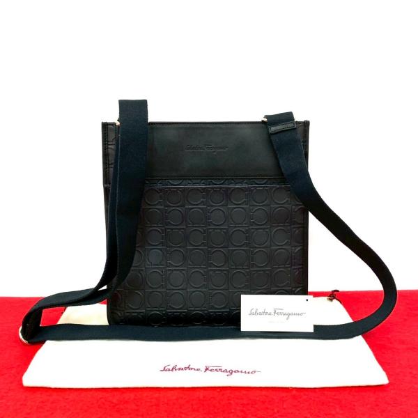 美品　サルヴァトーレフェラガモ　ショルダーバッグ　エンボス加工　ガンチーニ　黒 極 美品 袋付き Salvatore Ferragamo サルヴァトーレフェラガモ