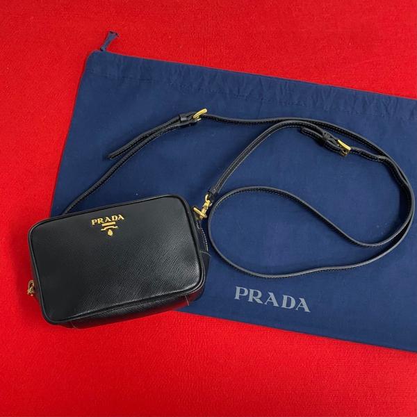 PRADA（プラダ） 極 美品 希少品 ロゴ 金具 サフィアーノ レザー 本革