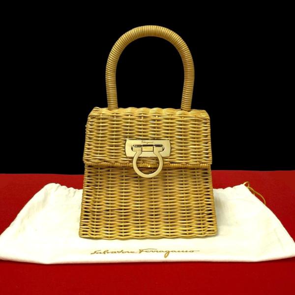 美品　サルヴァトーレフェラガモ ストロー ラタン ガンチーニ カゴバッグ 美品 サルヴァトーレフェラガモ ストロー ラタン ガンチーニ