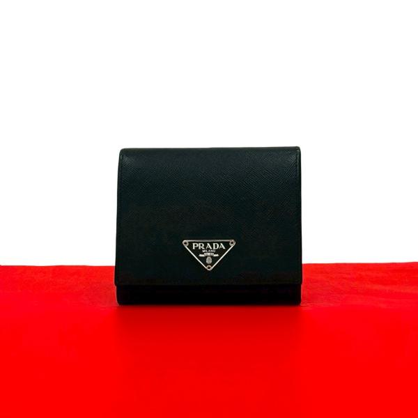 【美品】プラダ 3つ折り財布 コンパクト サフィアーノレザー 三角プレート 黒 PRADA（プラダ） 極 美品 三角ロゴ 金具 サフィアーノ レザー 本革 三