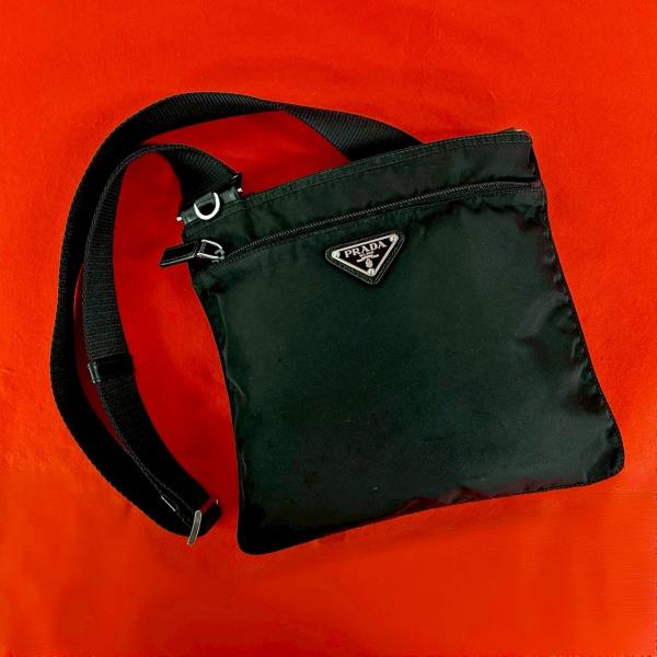 PRADA（プラダ） 極 美品 三角ロゴ 金具 テスート ナイロン レザー 本