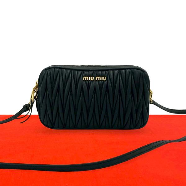 miu miu（ミュウミュウ） 未使用保管品 マテラッセ ロゴ 金具 レザー