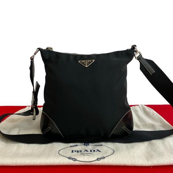 PRADA（プラダ） 極 美品 保存袋付き 三角ロゴ 金具 ナイロン レザー