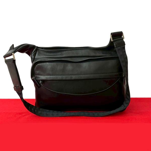 PRADA（プラダ） 極 美品 ロゴ 型押し レザー 本革 ナイロン
