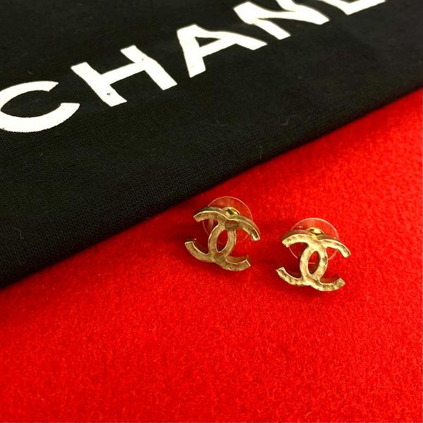 mi★正規品CHANEL ゴールドロゴピアス免税店購入 CHANEL（シャネル） 極 美品 希少品 07A 刻印 ココマーク モチーフ GP