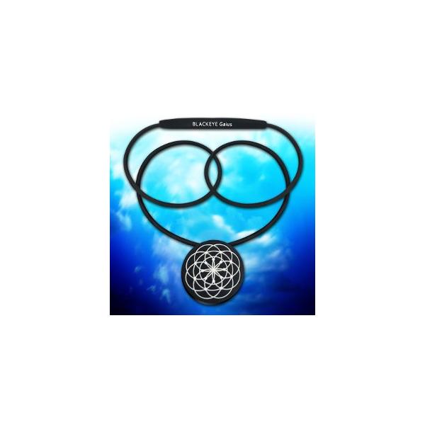 より素粒子レベルへアプローチするため、トップ部分にはカタカムナの中心図形である「ヤタノカガミ」を基盤として作られた丸山先生オリジナル図形「カムナ」をあしらっています。実際に身に着けた方からは「神社でお清めされたようにスッキリ」「膝や腰のズキ...