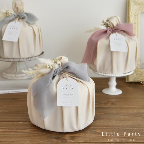 コロンと丸いフォルムが可愛いナチュラルテイストのおむつケーキ。おむつは赤ちゃんの肌にやさしいオーガニックコットン使用のナチュラルムーニー。透明なフィルムで衛生的に仕上げています。当店で取り扱っているJellycatやベビーグッズと一緒にラッ...