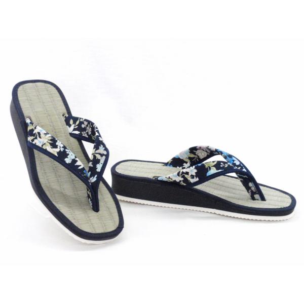 本畳いぐさの軽量鼻緒草履スポンジ底なので室内でもOK！素足で履いて夏を涼しく過ごしましょう！アッパー：合成繊維インソール：いぐさアウトソール：スポンジ底サイズ：Mサイズ＊全長約23.5cm          　 Lサイズ＊全長約24.5cm...