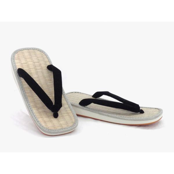 本畳（いぐさ）の黒ハイミロンの鼻緒の雪駄ですスポンジにアメゴムを付けていますのでクッション性も良く滑りにくく安心です＊箱なしの商品なので代わりの箱に入れてお送りします。サイズ：  Lサイズ(丈25.0cm/ 幅9.7cm)素材：ナイロン/合成底