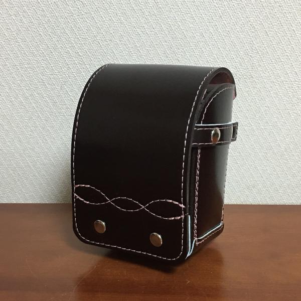 小学校６年間の思い出いっぱいのランドセルを小さく手作りでリメイク致します。ミニミニランドセルをお作りした後に残った革で、キーホルダーやパスケースなどお作りすることもできます。 工房直売だから料金もリーズナブルです！サイズ　約１２ｃｍ（高さ）...