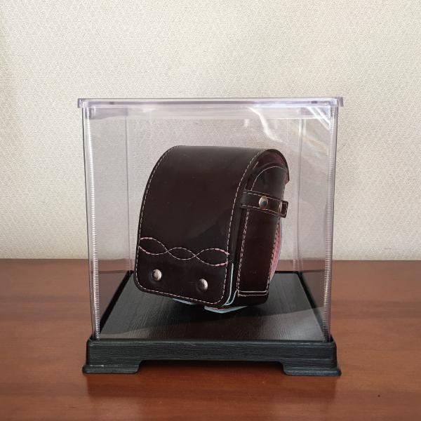 小学校６年間の思い出いっぱいのランドセルを小さく手作りでリメイク致します。ミニミニランドセルをお作りした後に残った革で、キーホルダーやパスケースなどお作りすることもできます。 工房直売だから料金もリーズナブルです！サイズ　約１２ｃｍ（高さ）...