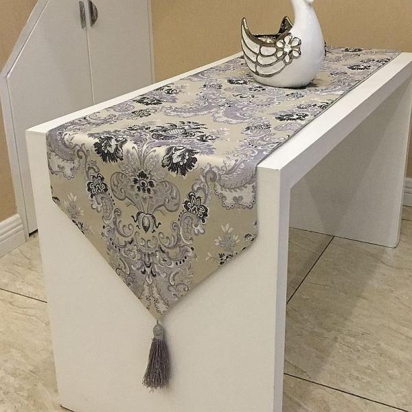 ダイニングを華やかにするテーブルランナーは、サッと敷くだけでいつもと違う特別な雰囲気に変えてくれます。族での日々、友人などが集うホームパーティや記念日のディナーを素敵に彩ります。手洗いまたは洗濯機で洗濯機で軽く洗うのが最善です。漂白剤なし、...