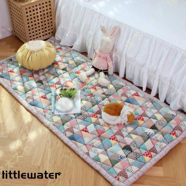 特徴●おしゃれ： カーペットを変えるだけでお部屋の雰囲気はぐっと違うものに変わります。仕事から家に帰って、この可愛いカーペットを一目見ると、疲れを一掃されます。●機能：保温、防音、抗菌除臭、防ダニ、オールシーズン対応 。裏一面にゴム製の滑り...