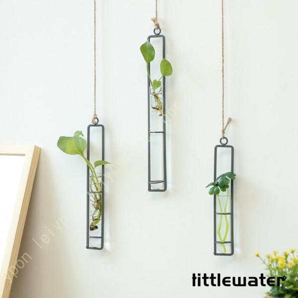 商品名: ガラス花瓶素材: ガラス、アイアンサイズ: 鉄フレーム：長さ×幅×高さ：小さい：4*3.2*22.5cm、中：4*3.2*27.2cm、大きい：4*3.2*32.5cm（スタッフ採寸のため、若干の誤差が生じる場合がございます）場所...