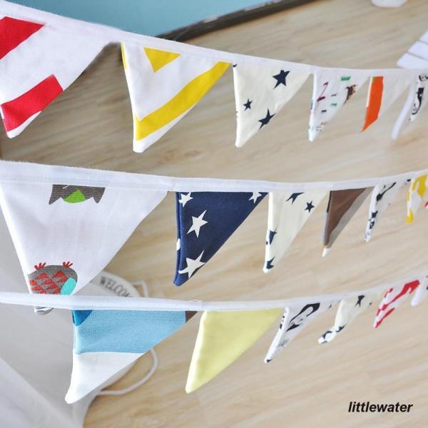 三角形の絵柄が一枚一枚異なる可愛らしいフラッグガーランドです。カラフルで鮮やかなので、パーティーや子供部屋の飾りなどにぴったり◎【サイズについて】正三角形一辺の長さ：約12cm　正三角形(フラッグ)の数：10個全長：約150cm【素材について】布