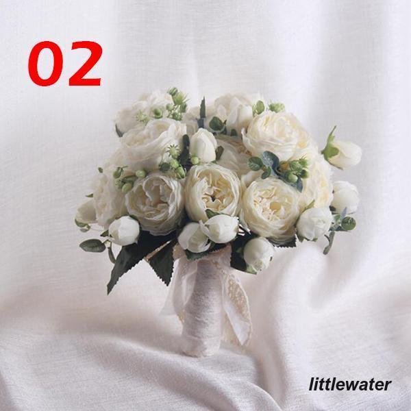 ●可愛らしいローズのブーケです。贈答品やインテリアに最適です。●セット内容：ウエディングブーケ+ブートニア+手首の花●サイズ：直径約25cm●花束形：ラウンド型