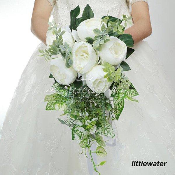 ●可愛らしいローズのブーケです。贈答品やインテリアに最適です。●セット内容：ウエディングブーケ●サイズ：直径約20CM（写真参照）（手作りのため、サイズは多少前後します。）●花束形：ラウンド型