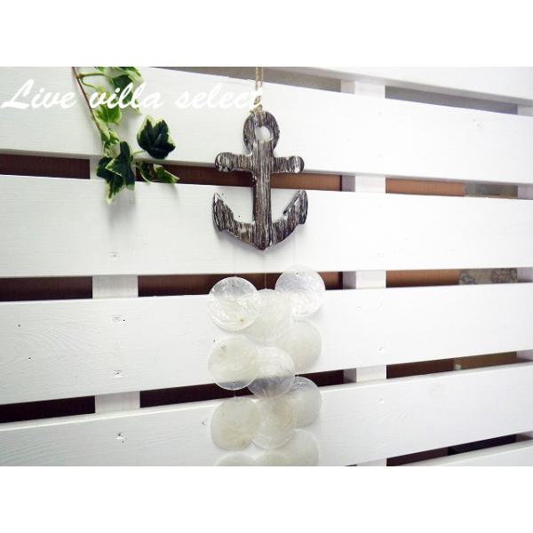 薄くて透明感のあるカピス貝が涼しげな印象を与えてくれます。風が吹くと貝同士がぶつかり、癒しの音色を奏でます。【サイズ】横約10cm×縦約44cm×厚み1cm　　　　　※取付ヒモ除く【素材】木・貝【原産国】インドネシア※商品は現地の職人が１つ...