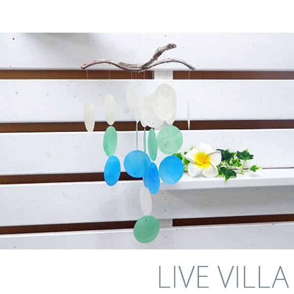 爽やかな色合いが綺麗な貝のオシャレな吊り下げオブジェ。風になびくと貝が爽やかな音色を奏でます♪【サイズ】横約20cm×縦約42cm×奥行約20cm【素材】木・貝【原産国】インドネシア※天然素材を使用しておりますのでかなりの個体差がある場合が...