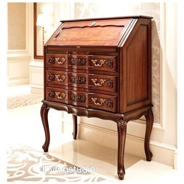 （説明文より一部抜粋）長年クラシック家具を作り続けてきたイタリアの伝統メーカーによる、気品あふれるライティングビューローです。前面の扉を開くことでデスクとして使用できる構造は、ヨーロッパの伝統的なライティングビューローならではの機能美。原産...