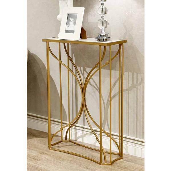 ユニークなデザインのサイドテーブルです。コンパクトなサイズで、コンソールとしたり、ソファサイドに於いたり、皆様のライフスタイルに合わせ様々にお使いいただけます。脚とフレームはアイアン製でしっかりした作り。モダンクラシックなゴールドのアイアン...