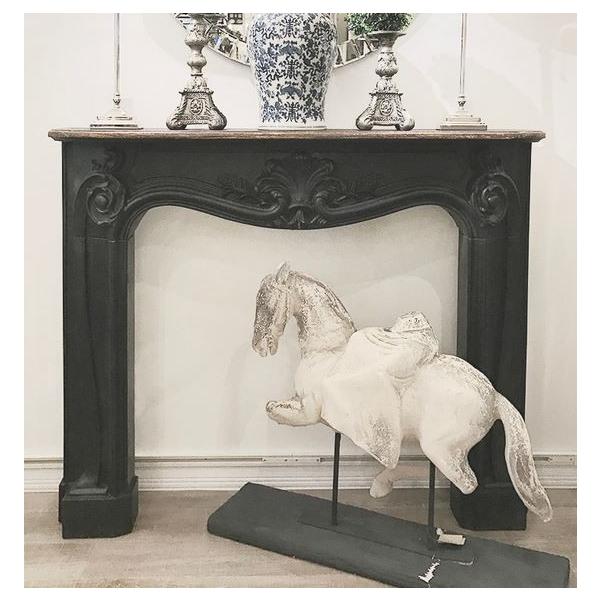 クラシックでヨーロピアンなマントルピースです。フレンチアンティーク風のシックでシャビーな仕上げがお洒落。素朴な風合いが温かみを感じさせてくれます。壁面に設置していただくだけで、まるで暖炉があるような雰囲気が演出でき、インテリアのお洒落なアク...