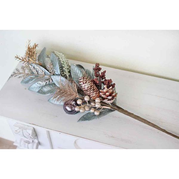 本物志向の仕上がりのクリスマスアレンジのブーケです。松ぼっくりをメインに素敵にアレンジされています。クリスマスらしいフロストが雰囲気を盛り上げます。このまま壁面に飾っても良いし、テーブルに置いて、キャンドルとアレンジしてもお洒落です。素敵に...