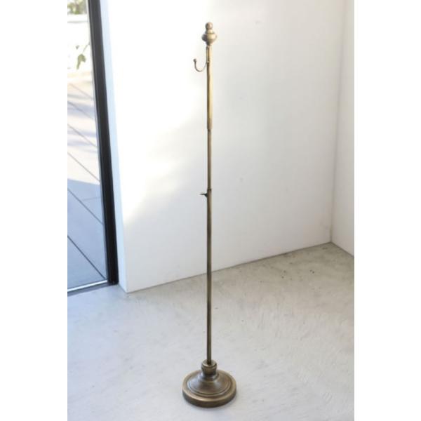 クラシカルなアイアンのリーススタンドです。      トップやデコレーションがおしゃれ。      リースを掛けてアレンジを楽しんだり、お帽子やシューホーンなどを提げても素敵です。      全体はアンティーク調仕上げで、シックな雰囲気。 ...