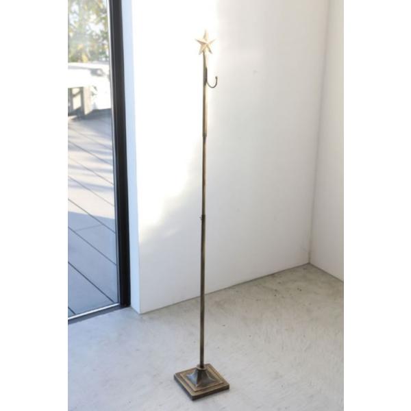 クラシカルなアイアンのリーススタンドです。      トップやデコレーションがおしゃれ。      リースを掛けてアレンジを楽しんだり、お帽子やシューホーンなどを提げても素敵です。      全体はアンティーク調仕上げで、シックな雰囲気。 ...