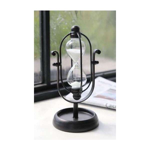 モダンクラシックの砂時計です。大変ユニークなデザインが印象的。シンプルなフレームで落ち着いたイメージ。全体はアンティーク風の仕上げで、落ち着いた印象。ナチュラルな雰囲気のオブジェで様々なインテリアに合わせやすく、お部屋の素敵なアクセントにな...