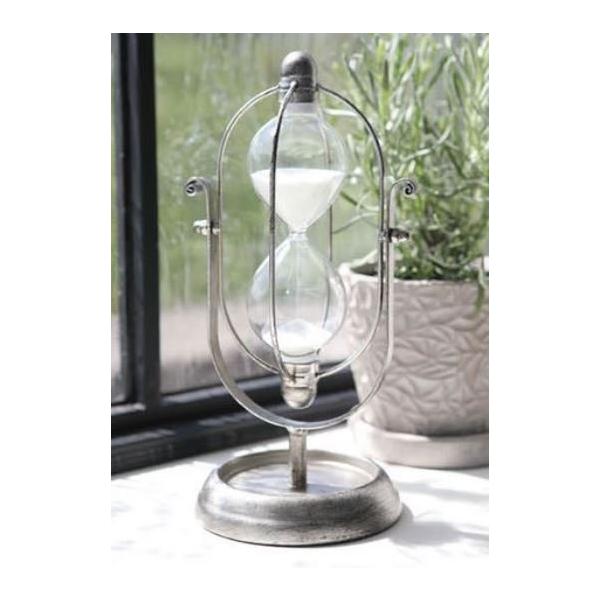 モダンクラシックの砂時計です。大変ユニークなデザインが印象的。シンプルなフレームで落ち着いたイメージ。全体はアンティーク風の仕上げで、落ち着いた印象。ナチュラルな雰囲気のオブジェで様々なインテリアに合わせやすく、お部屋の素敵なアクセントにな...