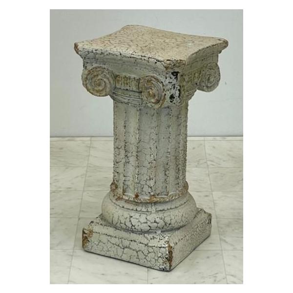 クラシックなコラム（円柱）です。優雅な印象のデザインで、ヨーロピアンな雰囲気。ガーデンやインテリアのオブジェにしたり、上にプランターを置いてセットにして楽しむことも可能です。全体は、わざと塗装の傷みや傷を表現したシャビーなアンティーク風の仕...