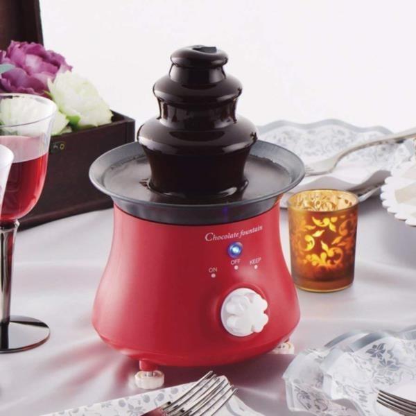 品番：D-0309 D-309 リトルリッチ 電気チョコレートファウンテン(S)レッド商品仕様：●製品サイズ：(約)幅16×奥行17×高さ24cm ●材質：樹脂部/ABS樹脂(耐熱温度80度)、皿部/ステンレス鋼(ふっ素樹脂塗膜加工)、パッ...