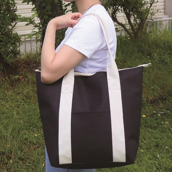 品番：5066 ベーシックモノクロ保冷温バッグ ブラック商品仕様：【商品サイズ】450×140×360mm(取っ手含まず) 【商品重量】280g 【材質】本体/ポリエステル・アルミ蒸着フィルム 【包装サイズ】450×20×390mm在庫に関...