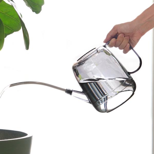 サイズ/約幅38×奥行14×高さ22.5cm重量/約281g内容量/2L材質/本体：AS樹脂、注ぎ口：ステンレス生産国/日本製●シンプルで透明感のあるクリアタイプの水差しです。●室内の観葉植物など、細いノズルで花の根元などにピンポイントで散...