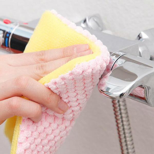 サイズ/約幅13.5×奥行2×高さ17cm内容量/1個材質/ブラシ部：ポリエステルスポンジ：ポリウレタンフォームマイクロファイバー：ポリエステル生産国/中国製耐熱温度/70度●浴槽・タイル面・床や小物に至るまで、浴室のお掃除に幅広く使えます...