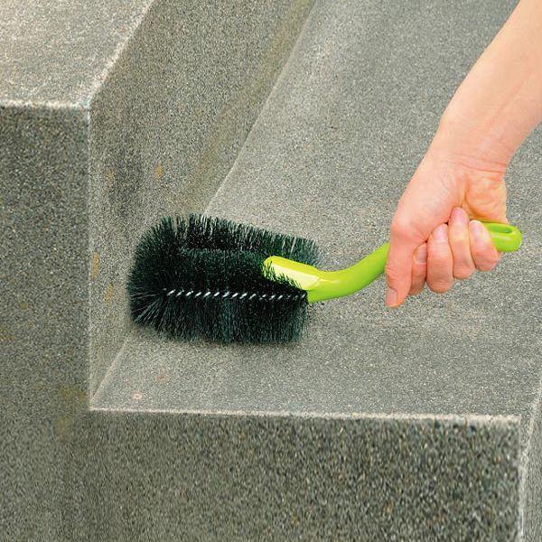 ブラシの先端が直角にカットされているので、角までしっかり洗えます。壁・ブロック塀・玄関まわりの泥やコケ落とし、農機具などの泥落としに。【商品詳細】 サイズ/約幅10×奥行6×高さ28cm 重量/約80g 内容量/1個 材質/ポリプロピレン　《》