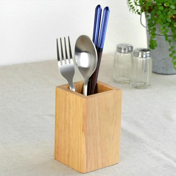 サイズ/約幅7×奥行7×高さ11cm内容量/1個材質/天然木(クリヤラッカー塗装) 生産国/ベトナム製●シンプル＆ナチュラルな木製の箸立てです。●お箸やスプーン、フォークなど日常で良く使うカトラリースタンドに便利です。●シンプルな作りとナチ...